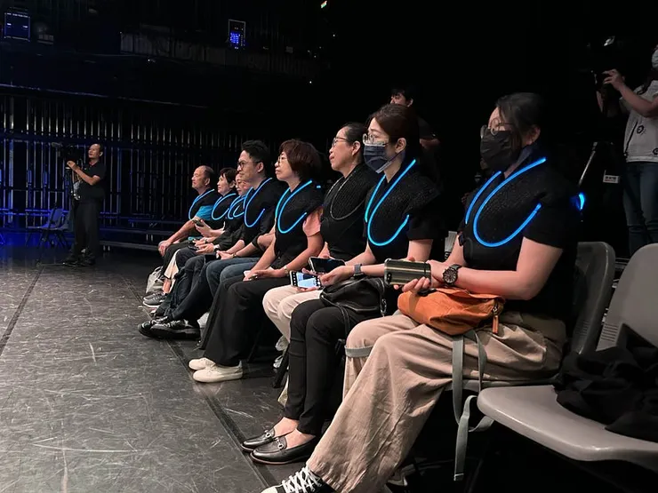 觀眾穿著「共感背心」穿戴裝置。圖片來源：桃園市政府藝文設施管理中心官網。