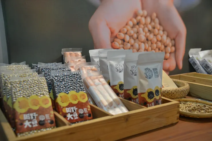 店內吃得到的菜色，現場販售農產食材，客人用完餐也能買回去。