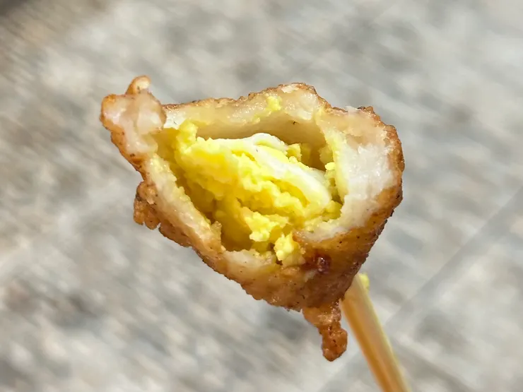 炸得金黃香脆，魚肉彈牙，熟雞蛋亦增添另一種風味