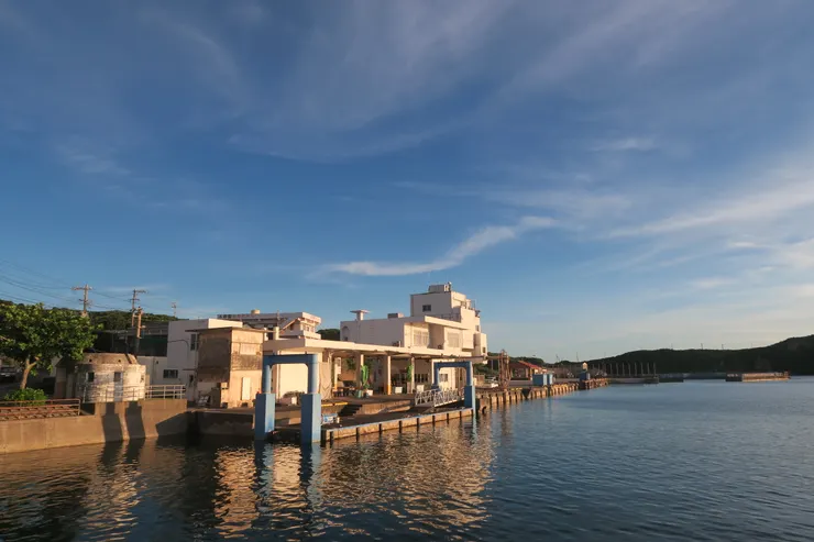 久部良港，市區就集中在港邊的這一條路。照片中的與那國Hotel，已經在疫情時歇業。現在與那國的住宿都是靠著其它民宿撐著。