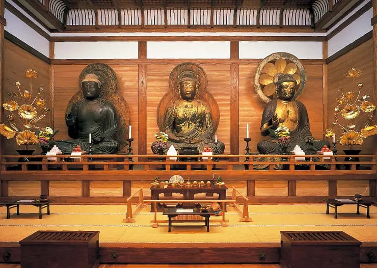 讚衡藏中的三尊丈六仏,由左至右依序為藥師如來(原本閼伽堂的本尊)、阿彌陀如來(原本本堂中的本尊、薬師如来(原本峯藥師堂的本尊),三尊皆為平安時代後期的佛像,皆被列為重要文化財。所謂的「丈六」是指1丈6尺的意思,1尺約為30公分,所以這樣算下來佛像高度應該要有480公分高才對,但因為他們都是座像,所以坐下來之後的高度約為 266~273.3cm左右。/照片來源:中尊寺官網