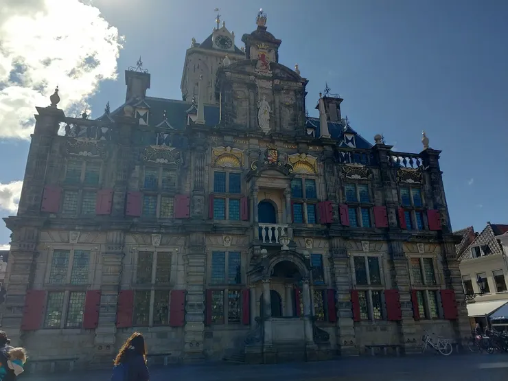 這棟背光下的建築是市政廳