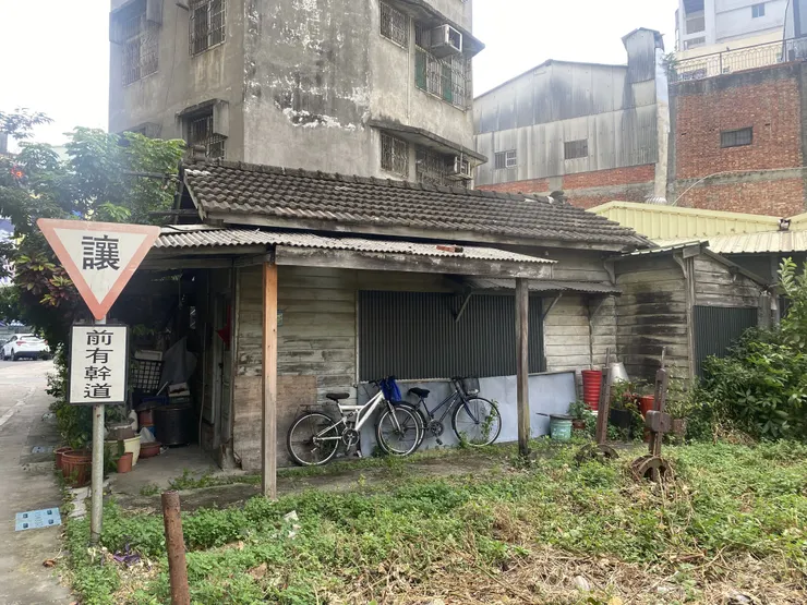 日治時期的明治製糖員林站，民國時期則為台糖的南員林站，建築物旁還可看見兩個轉轍器