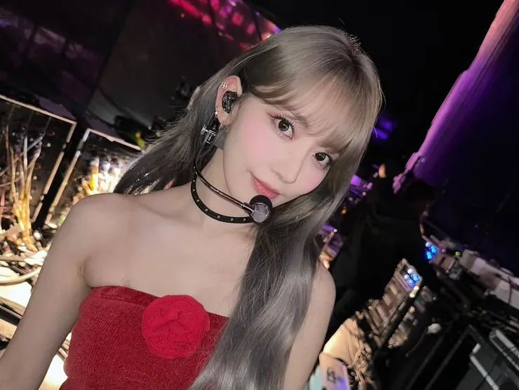 圖說：LE SSERAFIM成員Sakura完美示範「冷霧灰棕」的高級質感。這款髮色能修飾亞洲人膚色，搭配精緻眼妝，展現出清冷不落俗套的時尚氣場。（圖片來源：IG－＠39saku_chan）