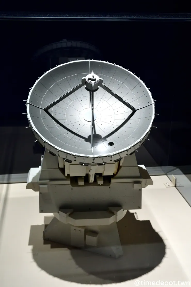 ALMA陣列的其中一台望遠鏡模型，會場也有展出其鏡面的一部份實物