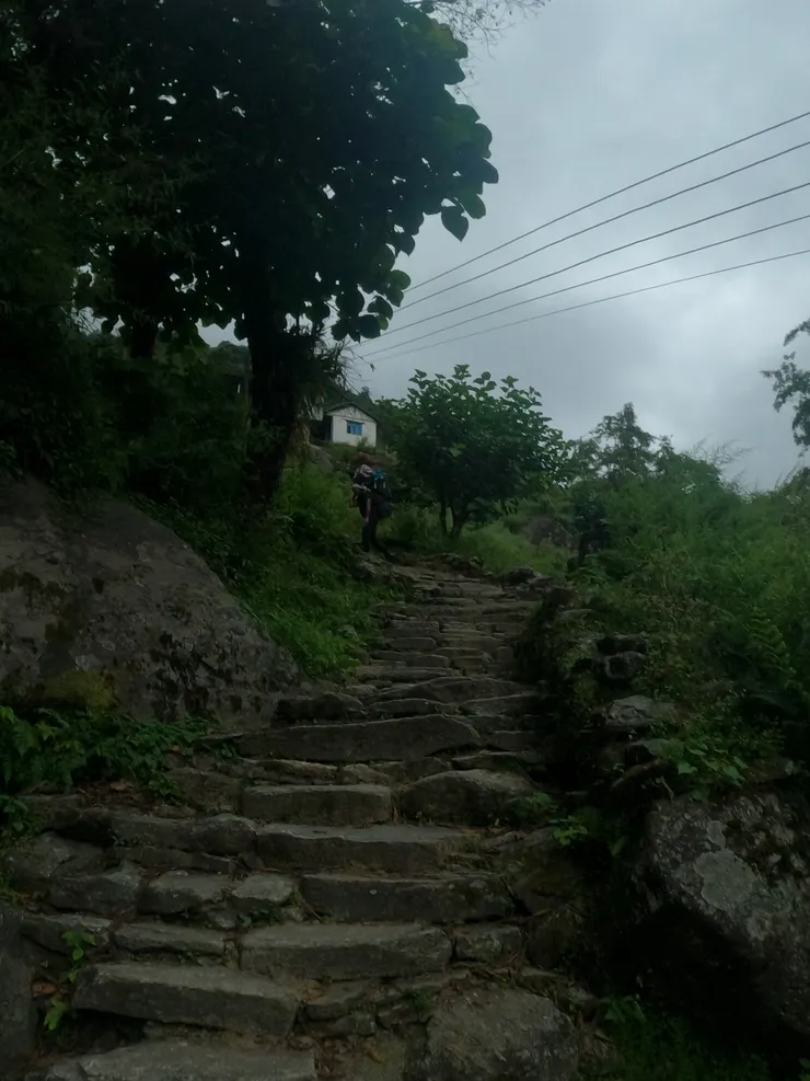 大部分都是石板階梯