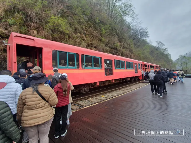 色彩鮮豔的復古小火車