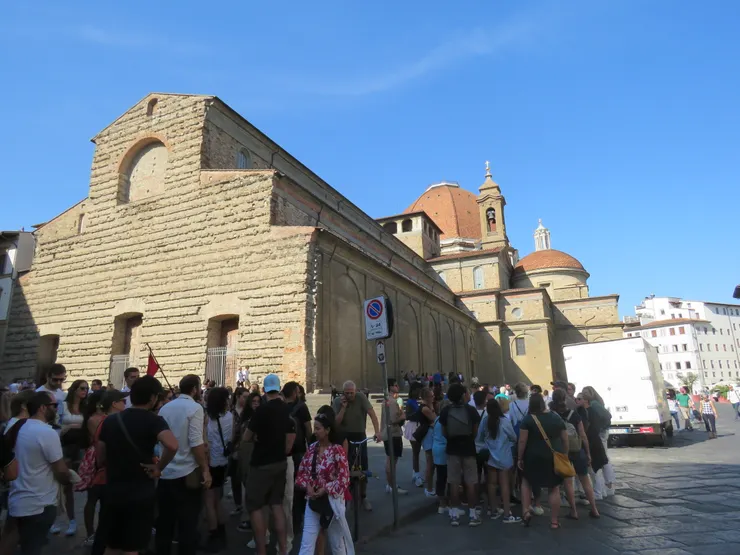 弗羅倫斯藝術發達和麥地奇家族有深入的關係，其家族死後葬在聖羅倫佐大殿