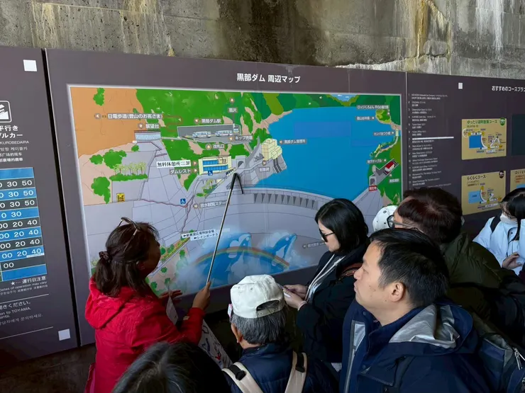 有嚮導在介紹黑部湖站如何前往黑部水庫站