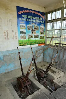 道岔控制閘柄,看板剛好把牆上關於右邊閘柄的標示擋住