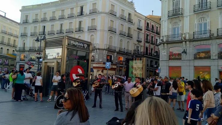 太陽門廣場聚集不少街頭藝人