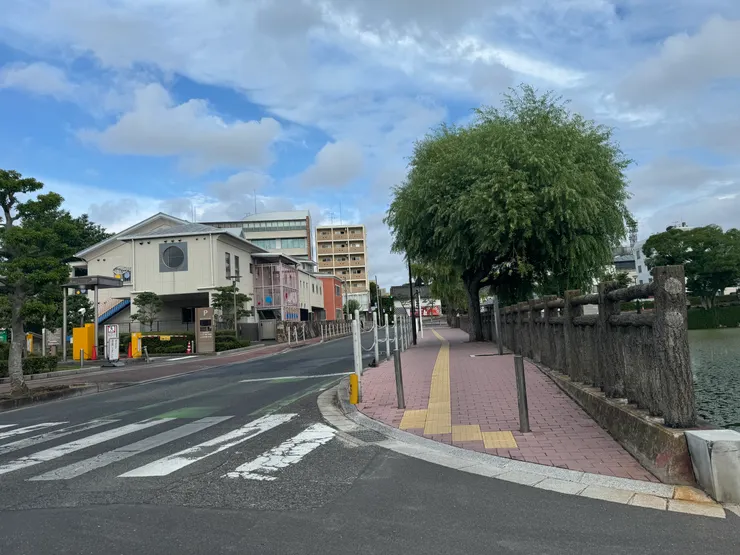 寬闊的人行道和可愛的商店街，尤其是天空很藍。