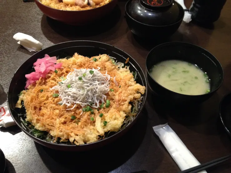 島上名物吻仔魚丼(感想是天婦羅的部分有點油w，但蠻好吃的)