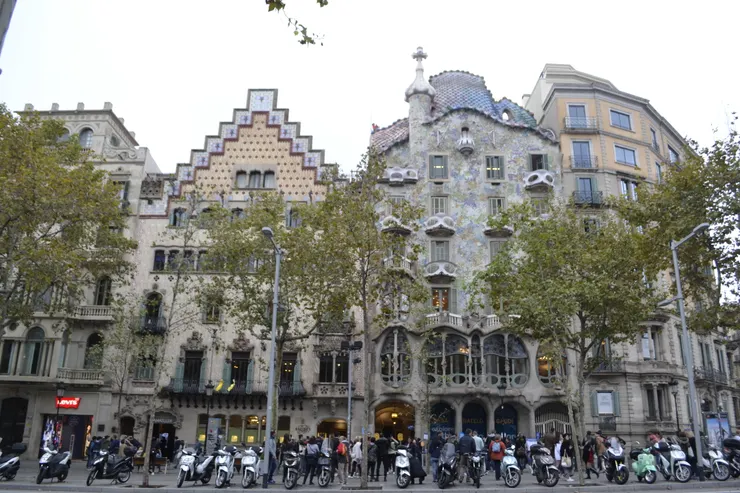 巴特婁之家所在區域以彙集了四棟風格迥異的大樓而聞名,其中巴特婁之家以奇特的線條而聞名。