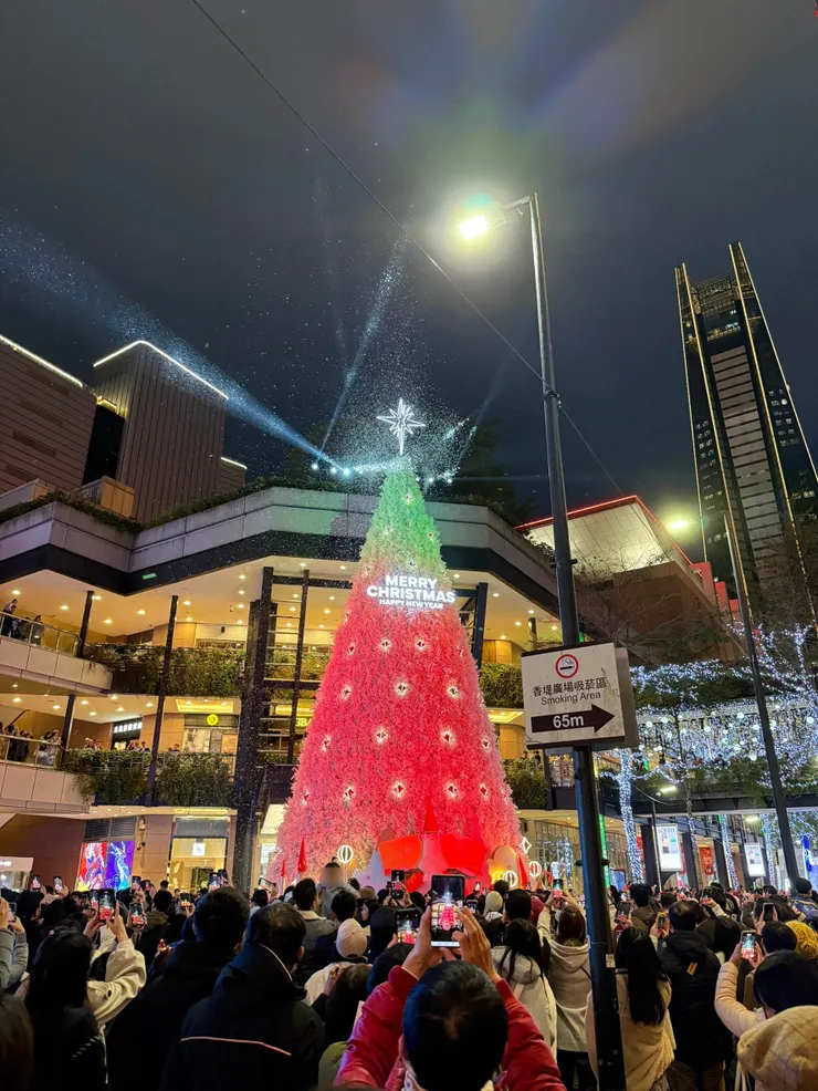 好像西瓜的聖誕樹~哈！剛好已經到了人造雪的時刻，很多人都拿起手機拍下這個美麗的畫面
