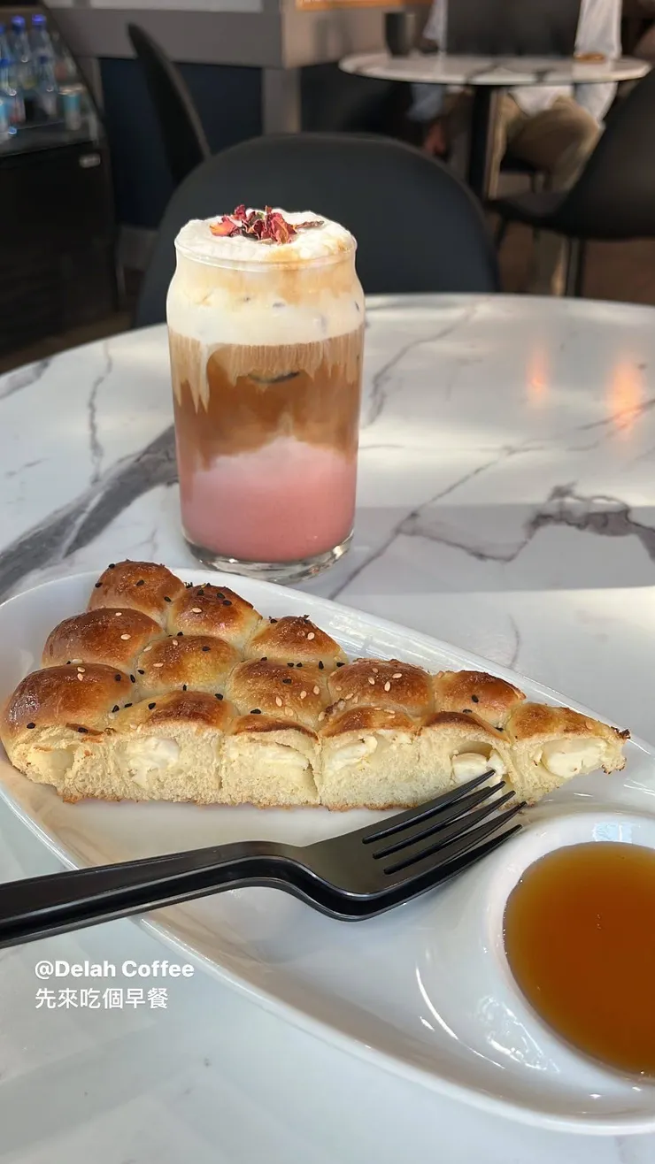 中東咖啡廳 玫瑰拿鐵+蜂蜜乳酪麵包