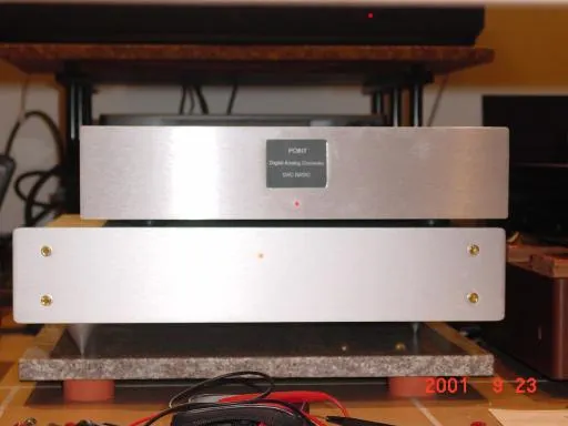 上方是 DAC，電源則是裝在下面那個機箱裡