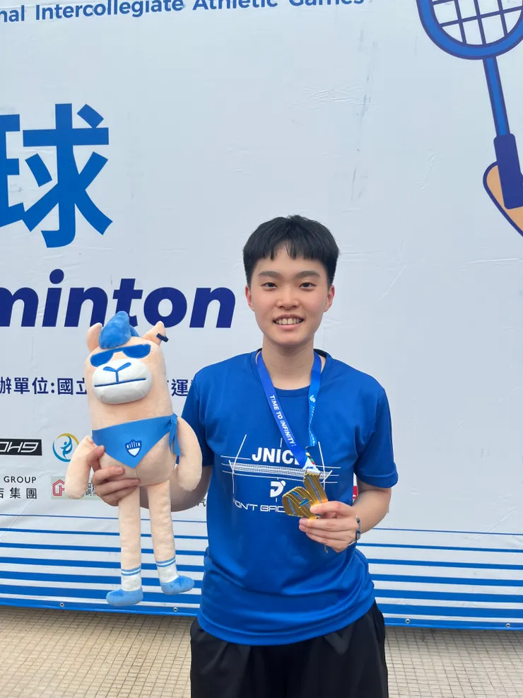 與看板、獎牌🥇吉祥物合影