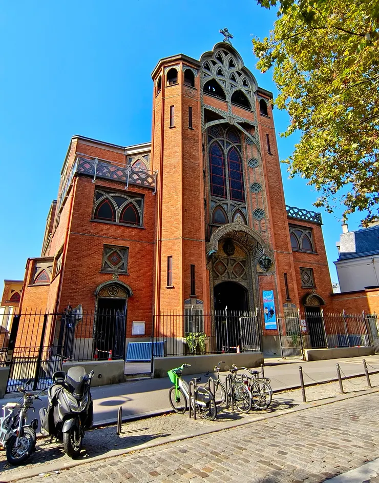 【聖讓蒙馬特教堂十分特別且清靜！位於蒙馬特山腳下，建造時間為1894年至1904年間，以其獨特的磚砌新藝術風格建築而聞名，是巴黎第一座使用鋼筋混凝土作為主要結構材料的現代教堂。】