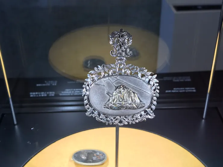 這件除了中間的人像是日式，整個造型和邊框都很西化。以前很多伯爵都不是會拿著這種東西嗎？