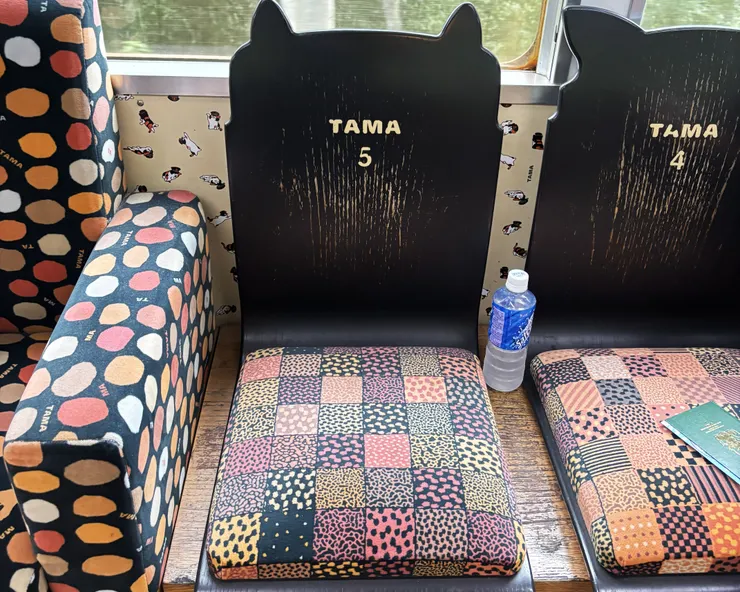 椅背上是在模仿貓咪的抓痕嗎，太會了！（自行拍攝）