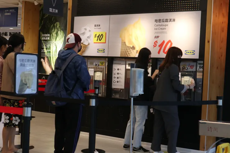 平常都賣20元的單月口味，這回只賣10元