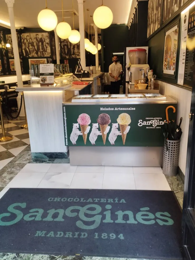 走進Chocolatería San Ginés，服務生非常親切！