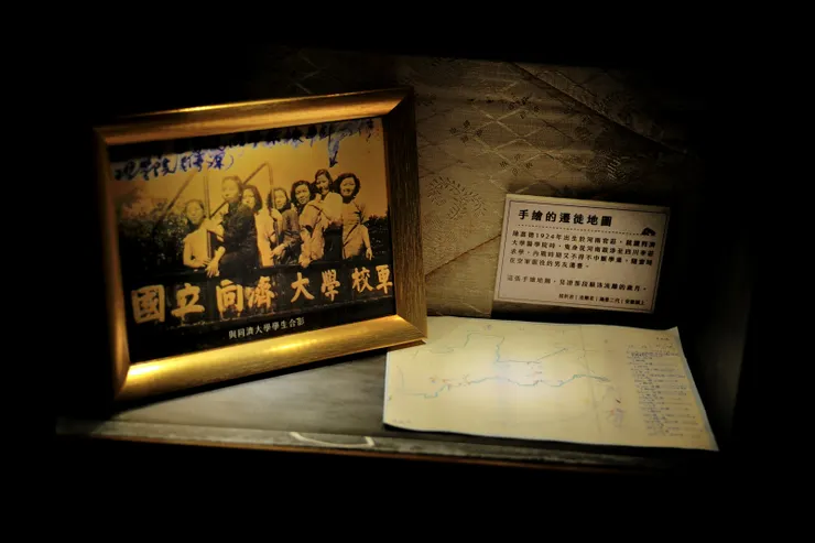 【爾祥母親陳嘉德就讀同濟大學醫學系時與同學們的合照及晚年手繪的遷徏地圖 ,2013年他們一家三代即重走此路線,製作成影像紀錄「姥姥的路」。】