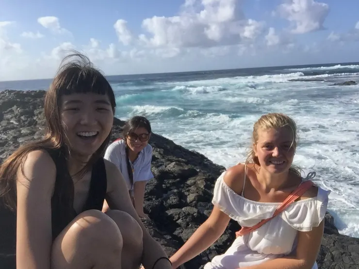 與奧莉薇亞和阿妮亞