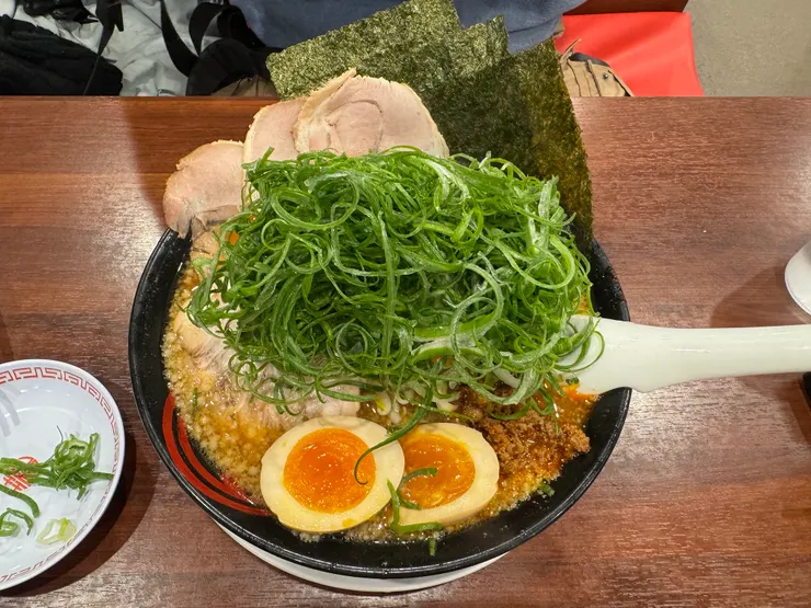 京都背脂醬油九條蔥拉麵 (京都背脂醤油九条ねぎラーメン)+全料 ¥1,562円，搭配炒飯套餐 ¥319円。