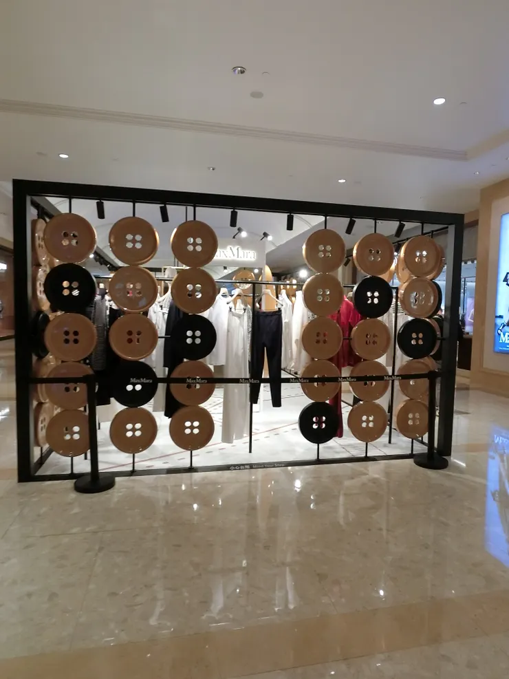 這家店的櫥窗裝飾很有趣，是超大的鈕扣，讓我忍不住拍了下來。我很喜歡各式各樣別出心裁的設計。