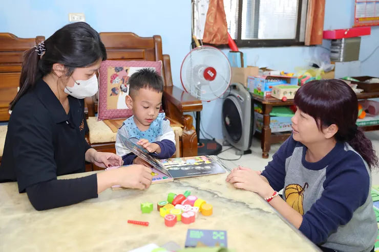 （圖說：在到宅療育課程中，阿嬤(右)也學會如何陪睿睿一起成長與練習。）