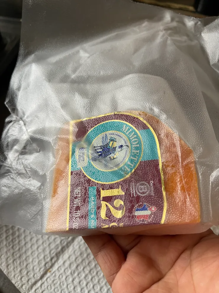 再把保鮮膜對黏，拉一下推擠出空氣。