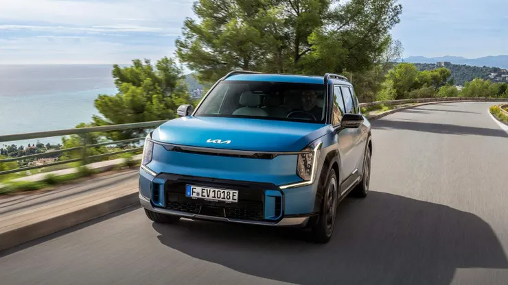 ▲近期電動車之所以相對受到重視，與中國大陸政策向BEV「傾斜」存在高度關聯（別忘了中國大陸現為全球最大汽車市場），背後的主要原因之一，推測為當地自主品牌在內燃機領域的技術積累，短期內已無法與歐美日各大車廠競爭，進而另闢蹊徑所致，畢竟在純電的世界裡，現階段各車廠的「起跑線」相當，類似情況在Luxgen等內燃機動力系統調校水平欠佳的車廠亦能得見（Luxgen未來發展重心可說已轉向電動車，另外參照其偏長的改款週期亦尤為重要）。另外，因時下會優先考慮入手BEV的消費群體有別於燃油車款，對Hyundai等部份車廠/集團來說可謂一難得的「洗牌」機會，目前全球電動車版圖亦已逐漸形成所謂「八國聯軍」的態勢，原先由德國、日本車廠佔據主導地位的局面正遭受挑戰。