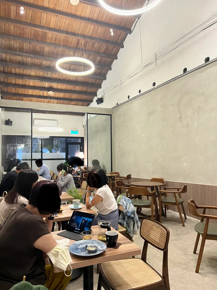 店內後半段用餐區