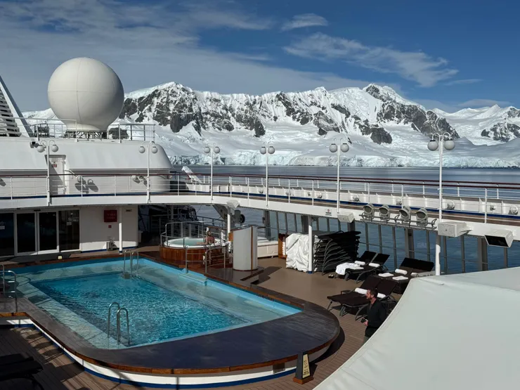 冰雪美景配上溫水游泳池