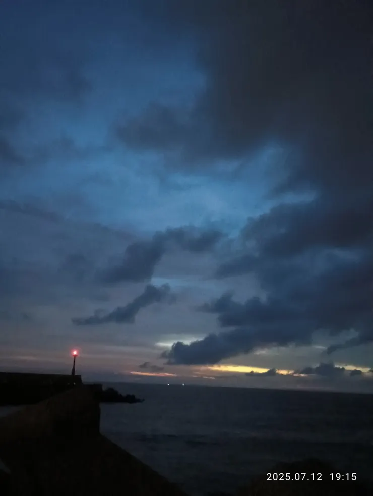 披風歸來細雨中，自拍攝