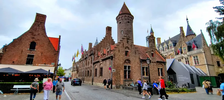 【經過建於15世紀的格魯修斯博物館(Gruuthuusemuseum)(右),原為當地領主格魯修斯的宮殿。】