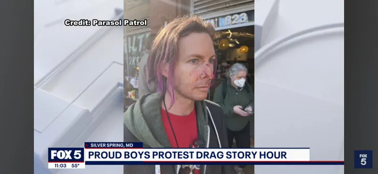 Proud Boys 嘗試進入辦活動的圖書館，擊傷一名維護秩序的志工。