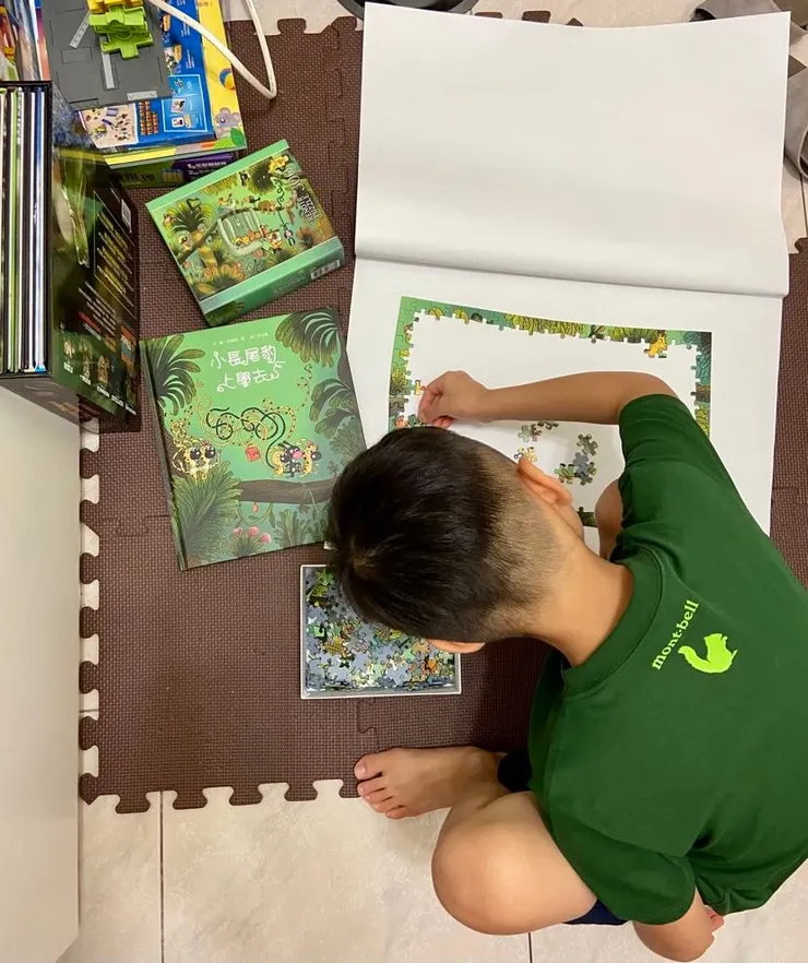 努力拼圖的背影，下次再買別幅拼圖來挑戰！