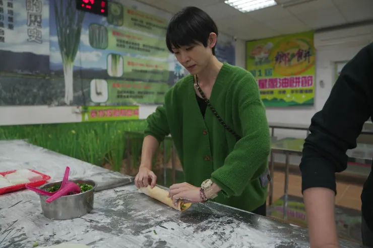 採蔥、洗蔥後,可以直接將新鮮的蔥製作成蔥油餅大快朵頤。(攝影/曾耀玄)