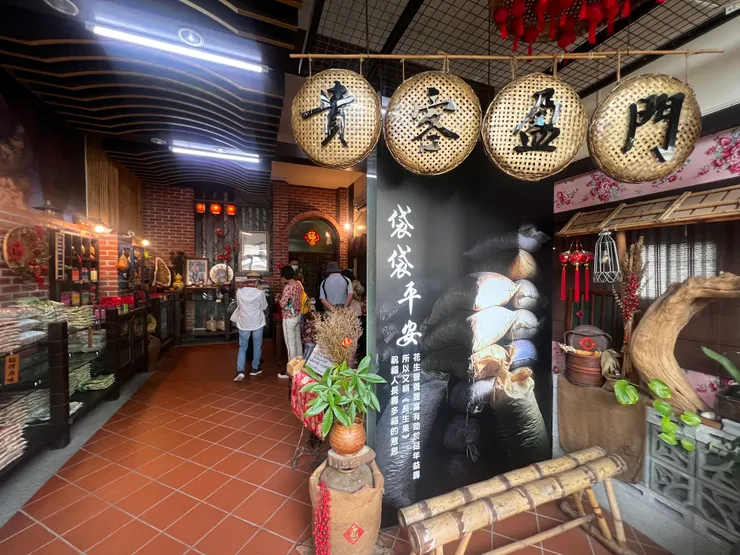 店內採用復古風格的陳設