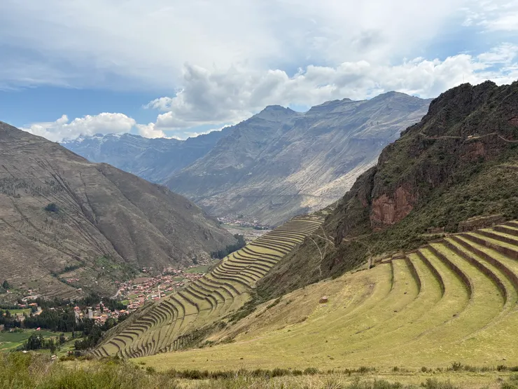 Pisac的梯田順著山脊的自然輪廓呈現圓弧狀，不僅能增加種植面積，也能均勻分散山體的壓力。