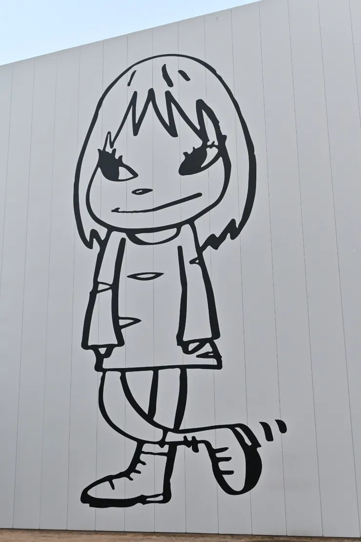 奈良美智的「夜露死苦Girl」(2012)/攝影:NANA濕婦