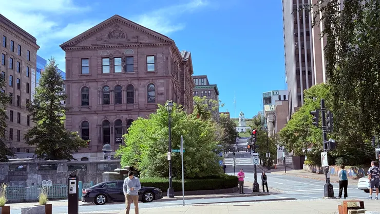 哈利法克斯最古老的主街，連接到山坡上的市政廳。