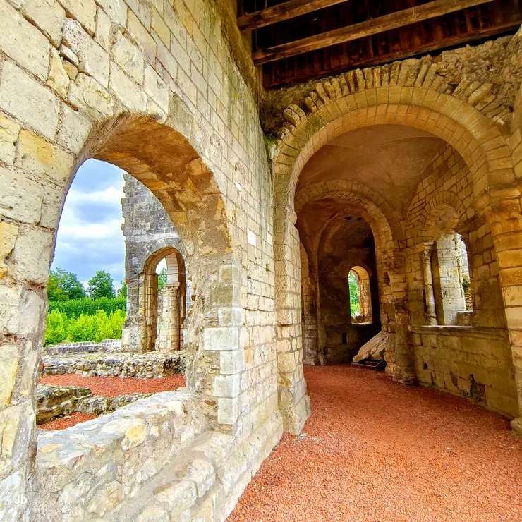 【千年歷史仍難免毀於二戰兵燹！修道院廢墟內漫步憑弔。】