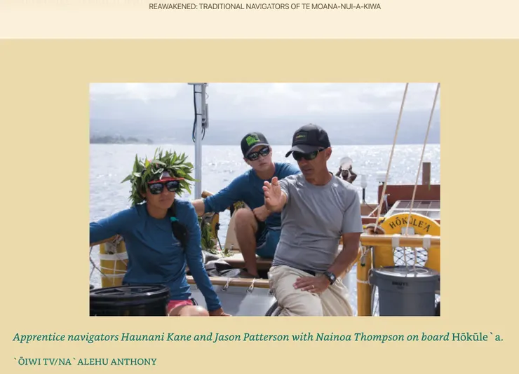 實習導航員 Haunani Kane 與 Jason Patterson 和 Nainoa Thompson 在 Hōkūleʻa 上。」 Image credit ©《Reawakened：Traditional navigators of Te Moana-nui-a-kiwa》- Chapter 2