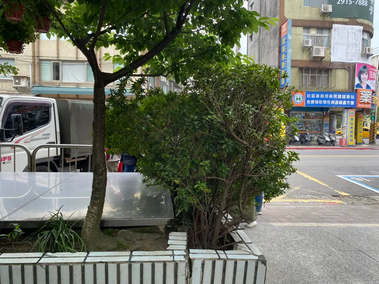 興隆路二段220巷1號附近人行道上，花圃裡有一個不鏽鋼水池，是排水道的維修孔