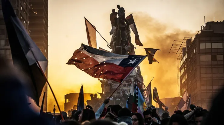 千瘡百孔的國旗是2019年智利反政府示威的象徵。（圖片來源／好威映像）