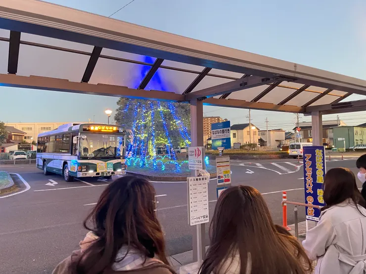 長島站前的公車站,有標示搭車前往名花之里的接駁車